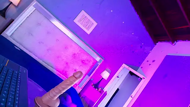 MiaRaven_ élő XXX-chatje
