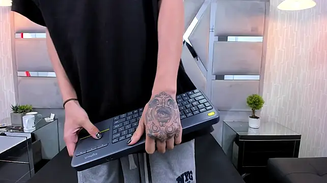 Chat +18 de MikeHunteer ao vivo
