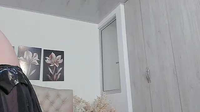 pinky_f00x's Live XXX Chat