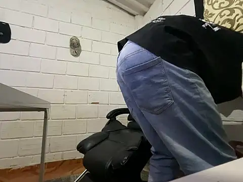 Max_TheHorseDick Show in webcam