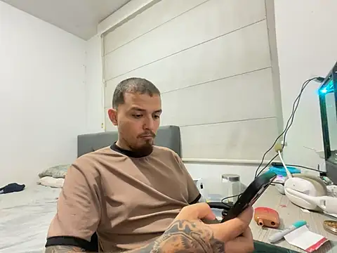 Maximo_Garcia17: διαδικτυακό σόου στην κάμερα