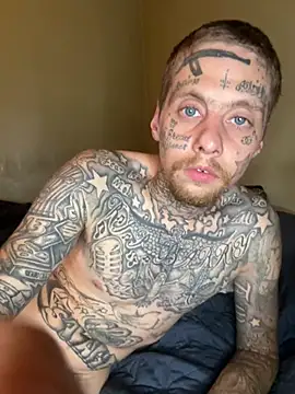הופעת וובקאם של tattedupguy