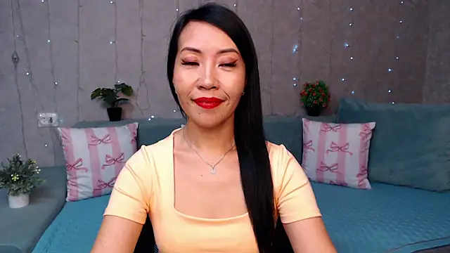 LiaPak's Live Chat Room