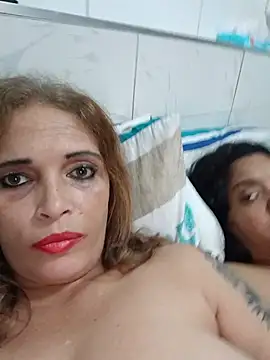 2Juicy_pussy's Live XXX Chat