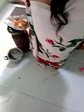 Show modela Komal_Bhabhi4u na web-kameri