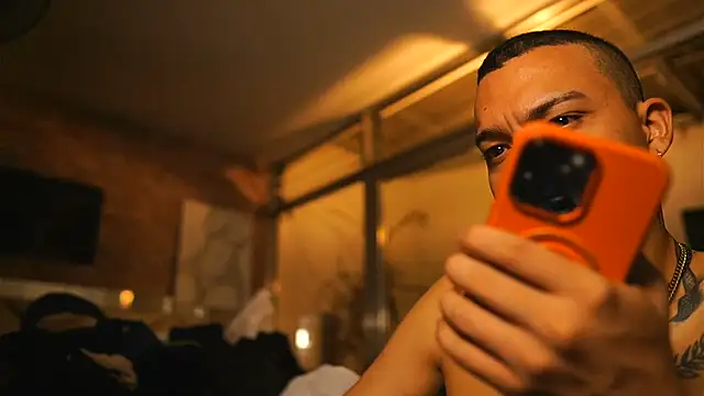 AlphaMasterXxx élő XXX-chatje