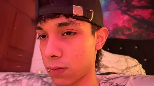 Chat XXX en directo de RoughDiamond_