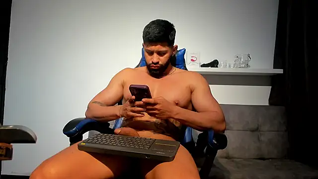 Show modela RikyAaron na web-kameri