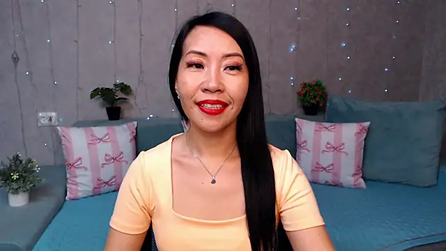 LiaPak's Live Chat Room