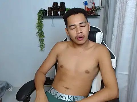 curlyasian_njxx Adlı Modelin Canlı XXX Sohbeti