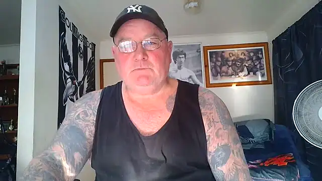 KINKYBLUEYES69 Show in webcam