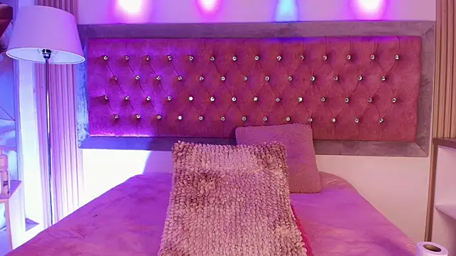 MylaDreams Adlı Modelin Canlı XXX Sohbeti