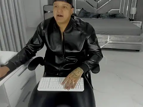 XXX chat uživo modela master_leather