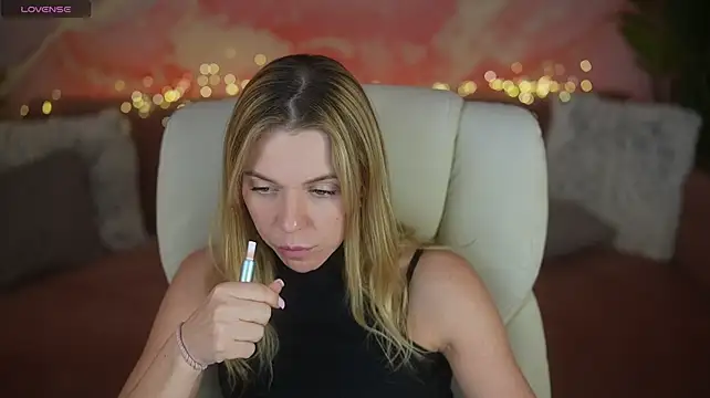 Show modela ScarletJoyy na web-kameri