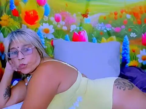 indianroxy's Live XXX Chat