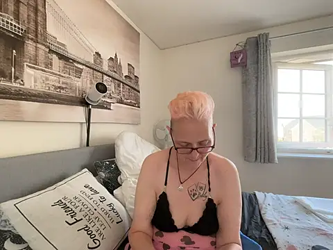 Curvy-Jinx Live XXX Chat