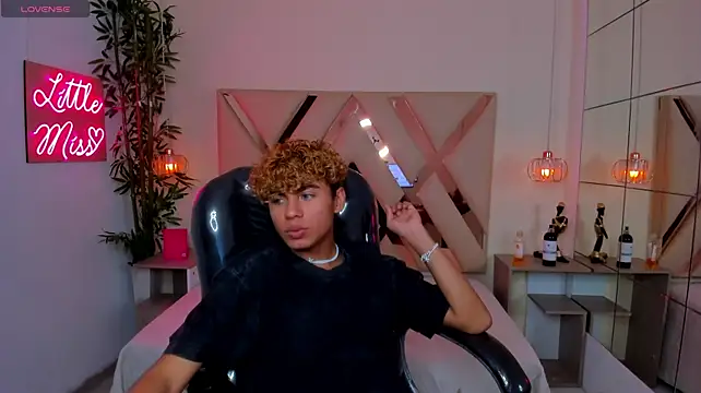 Anyelo_Twink Chat XXX in diretta