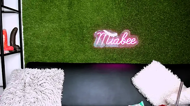 XXX chat uživo modela MiaBeeXX
