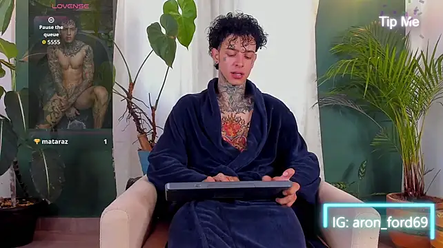 צ'אט XXX בשידור חי של aron_ford77