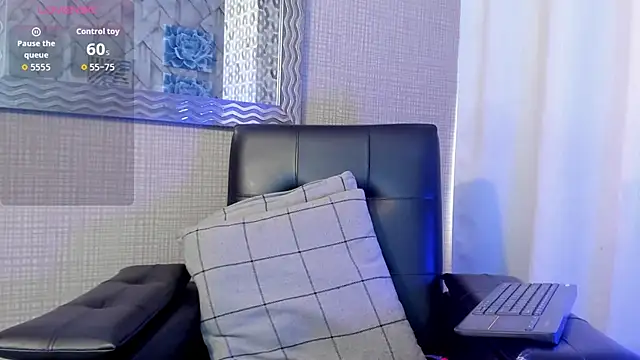 miahills__'s Live XXX Chat