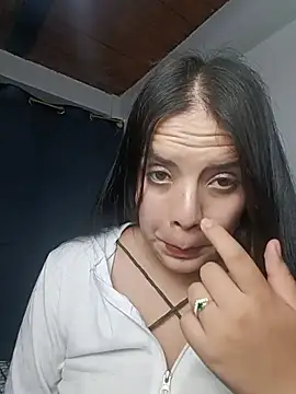 CandyCamila333 XXX чат на живо