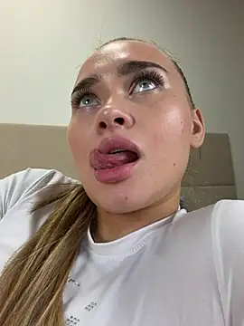 MonicaWestt Chat XXX in diretta