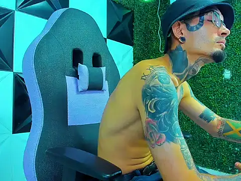 Czat XXX na żywo – Boy_tatto77
