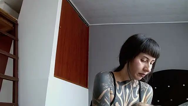 Emilia_1995 Adlı Modelin Canlı XXX Sohbeti