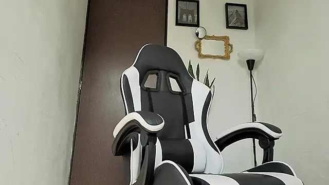 Онлайн чат XXX Arteemiiis