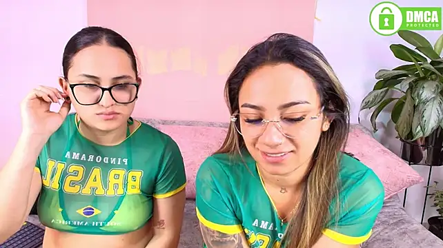 Chat +18 de Jules_n_Gia ao vivo