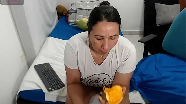 LAURA_Foxht Adlı Modelin Canlı XXX Sohbeti
