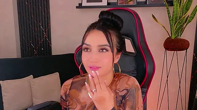 EmmyEvans1 Adlı Modelin Canlı XXX Sohbeti