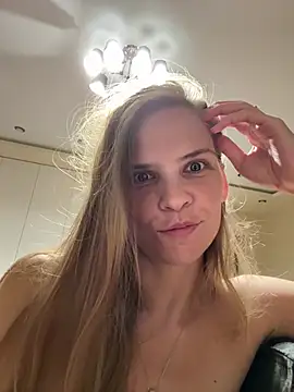 LeyaJohnson Adlı Modelin Canlı XXX Sohbeti