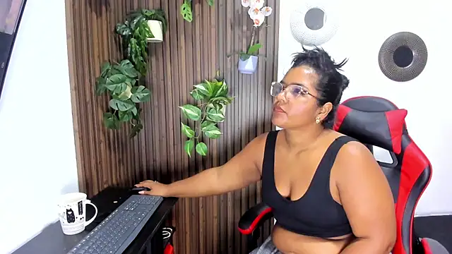 Slutty_Vicky Adlı Modelin Canlı XXX Sohbeti
