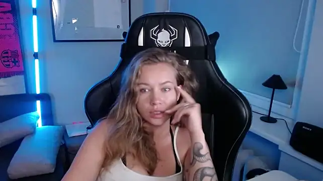 Chat +18 de holly_xglam ao vivo