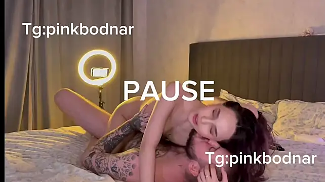 pinkbodnar_: διαδικτυακό σόου στην κάμερα