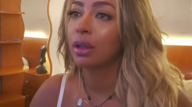 charlottelover21 Adlı Modelin Canlı XXX Sohbeti