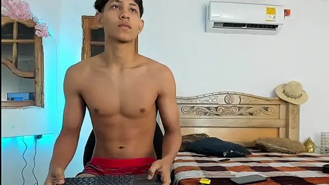 nedye_rouss Chat XXX in diretta