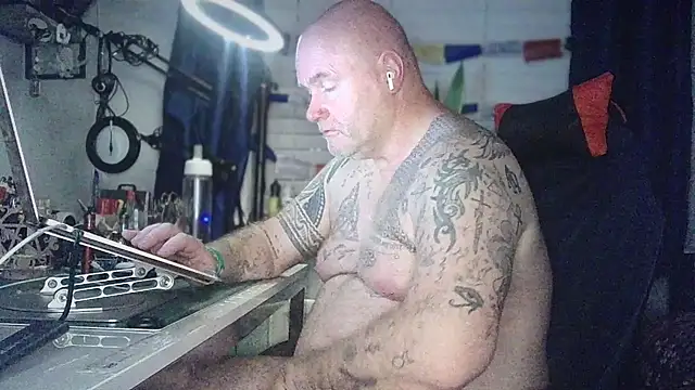 Tattooed_Dilf_01 Webcam show