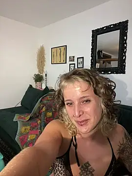 צ'אט XXX בשידור חי של TutanchAnut