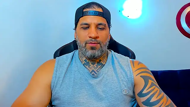 XXX chat uživo modela JoshRigby