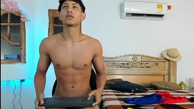 nedye_rouss Show in webcam