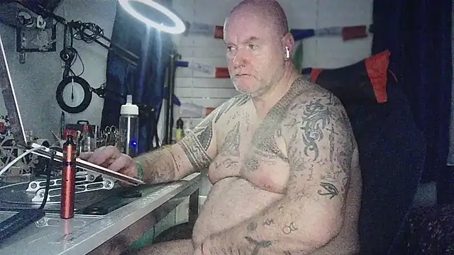 Tattooed_Dilf_01 网络视讯表演