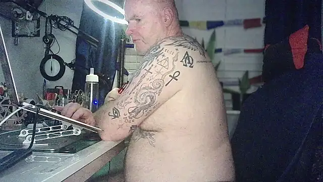  แชท XXX สดของ Tattooed_Dilf_01