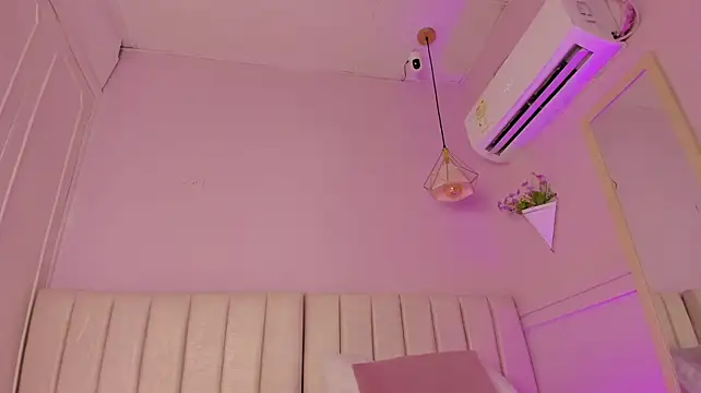 _lucia_18 即時 XXX 聊天