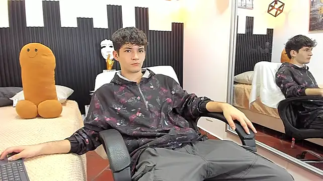 trevor_mob Adlı Modelin Web Kamerası Şovu