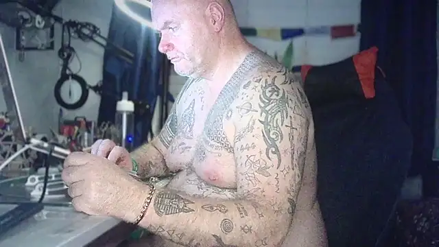 Tattooed_Dilf_01 라이브 XXX 채팅