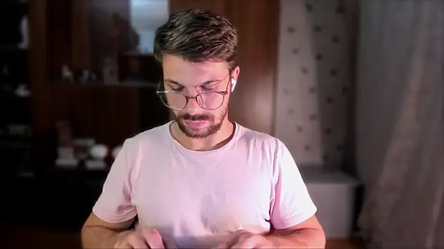 צ'אט XXX בשידור חי של Tony_Wolf
