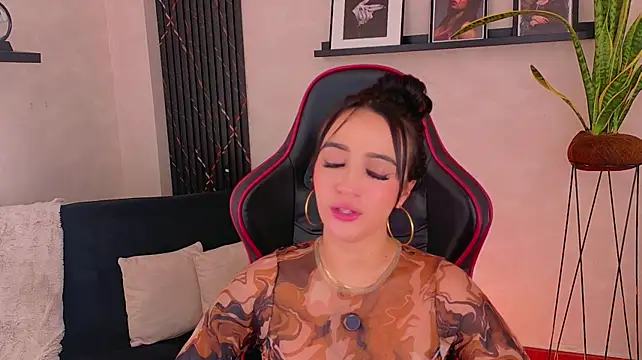 EmmyEvans1 Adlı Modelin Canlı XXX Sohbeti