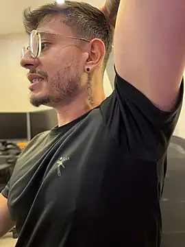 andrewlopezz Adlı Modelin Canlı XXX Sohbeti